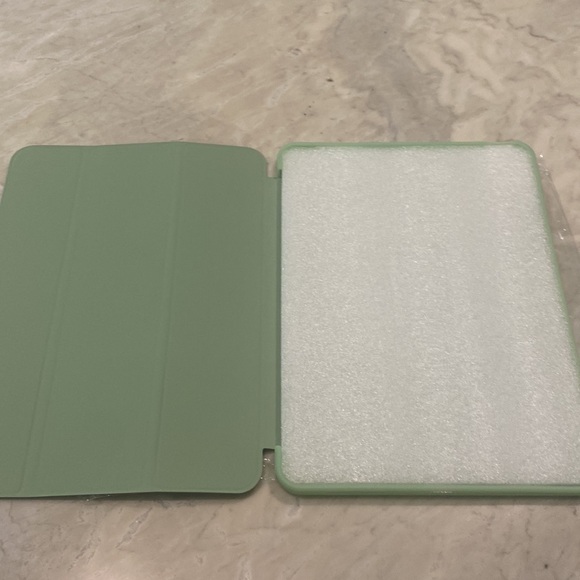 NWOT 2024 iPad Air Green Case - Picture 3 of 4
